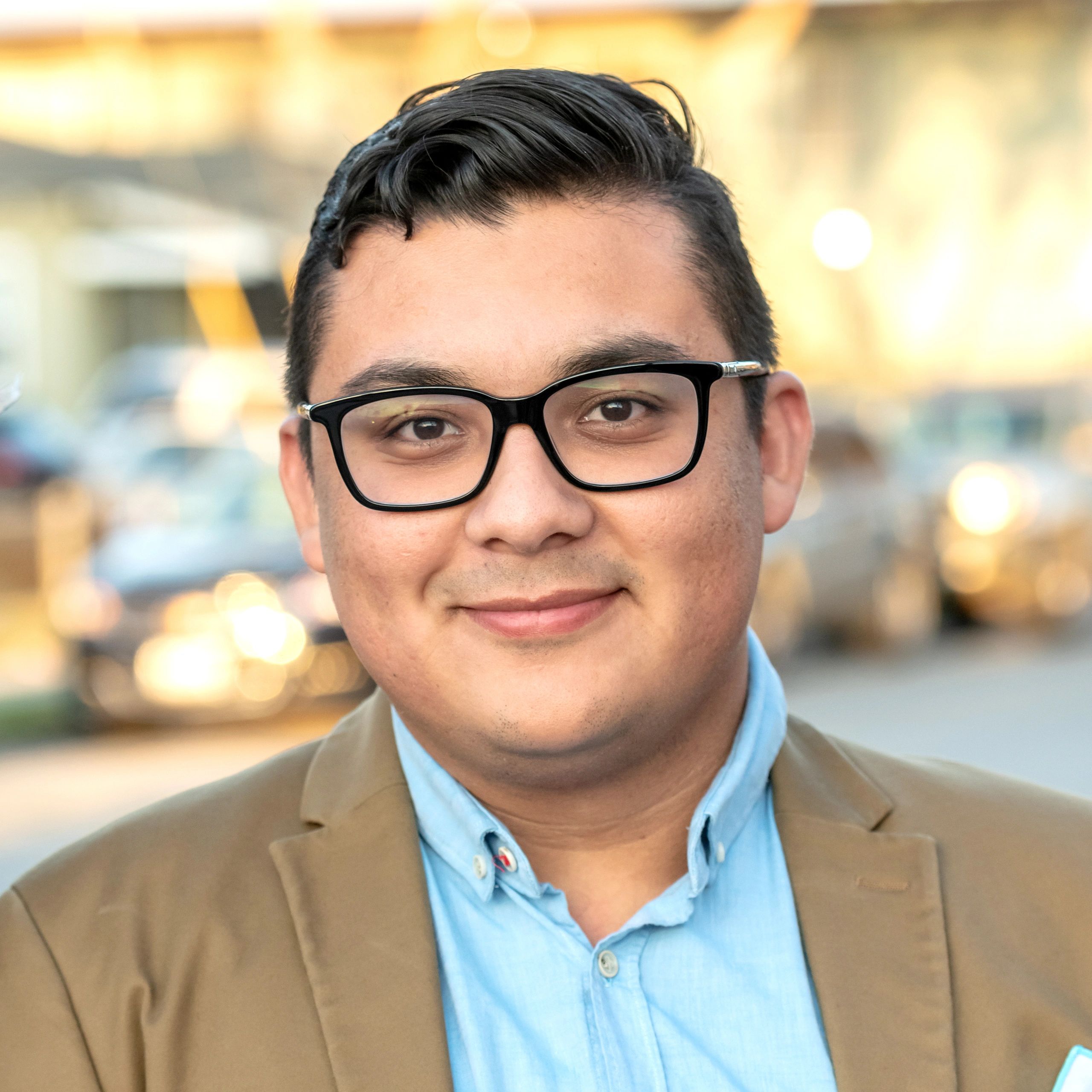 Portrait of a smiling man wearing glasses